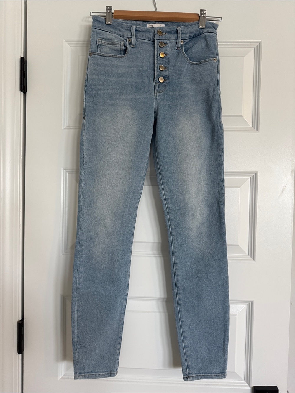 Good American- Stretchy Light Blue High-Rise Skinny Jeans with Button-Fly